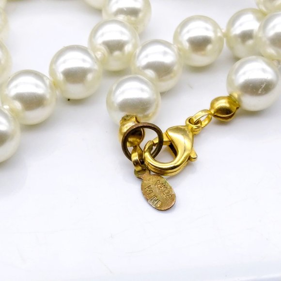 LIND Lustrous Knotted Glass Pearl Strand, Vintage Necklace for Wedding Occasion - Picture 4 of 4